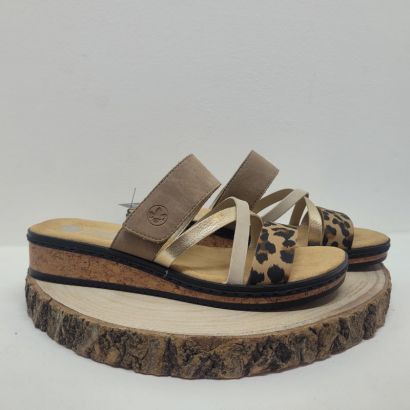 Mule beige avec trois brides et un velcro beige, or et léopard Rieker