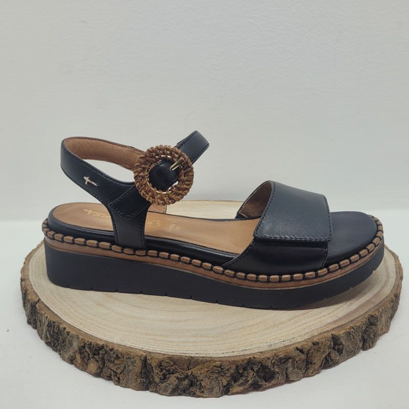 Nu-pieds plat noir avec un velcro boucle avec paille