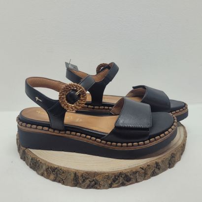 Nu-pieds plat noir avec un velcro boucle avec paille