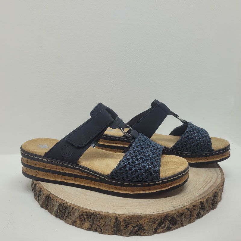 Mule bleu marine effet paille avec deux bandes et un anneau Rieker