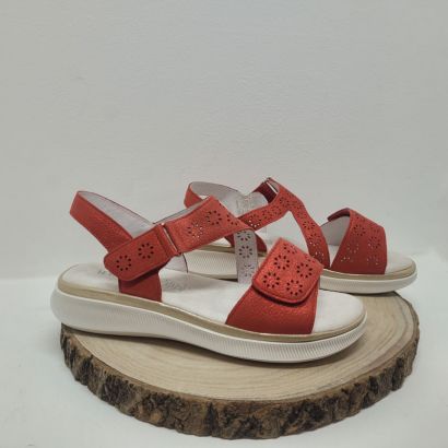 Nu-pied plat rouge perforé avec 2 velcros Infini