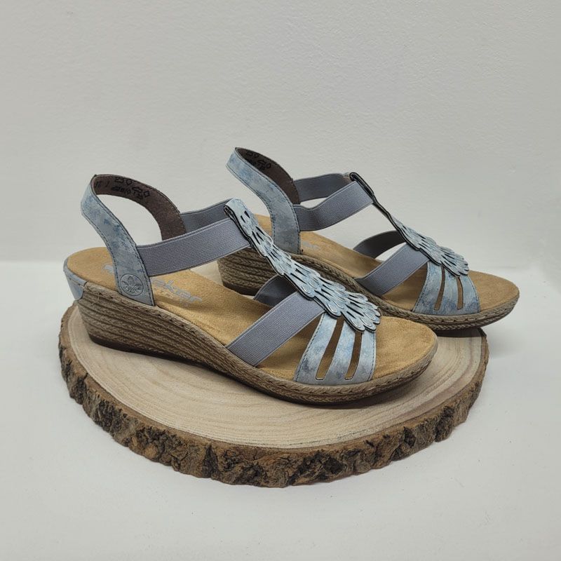 Nu-pied compensé bleu clair avec décoration sur la bride central Rieker