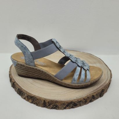 Nu-pied compensé bleu clair avec décoration sur la bride central Rieker