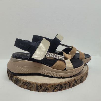 Nu-pieds compensé beige noir et leopard avec un velcro Jana