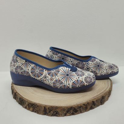 Pantoufle élastique central bleu et beige avec motif Maison de l'espadrille