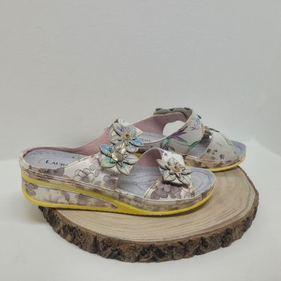 Mûle avec 2 velcros fleuris blanche et grise semelle jaune Laura Vita