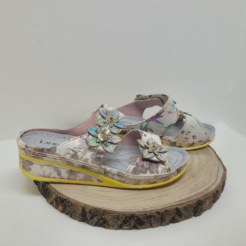 Mûle avec 2 velcros fleuris blanche et grise semelle jaune Laura Vita