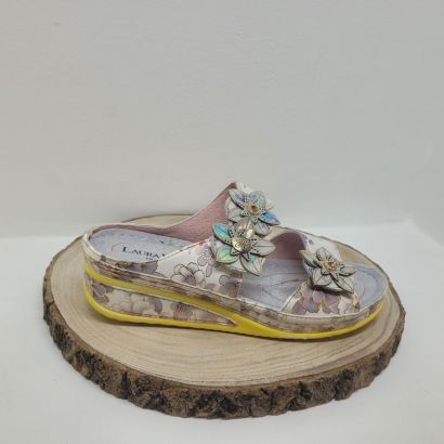 Mûle avec 2 velcros fleuris blanche et grise semelle jaune Laura Vita
