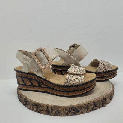 Nu-pieds compensé beige et rosé avec deux velcros Rieker 