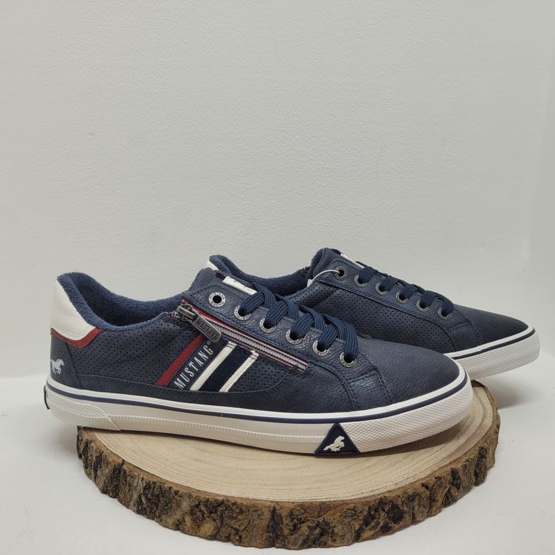 Basket plate bleu marine avec bandes colorées et talon marron Mustang