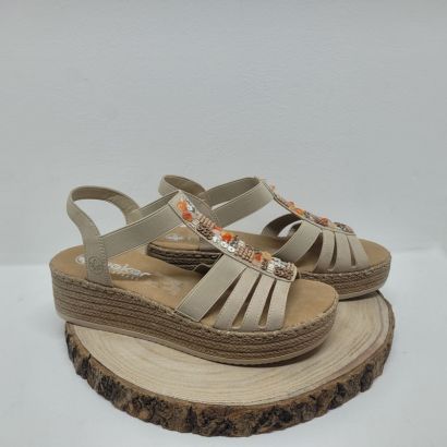 Nu-pied beige plat avec des perles sur la bride centrale Rieker