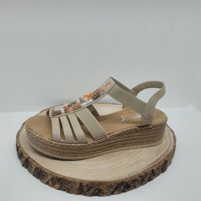 Nu-pied beige plat avec des perles sur la bride centrale Rieker