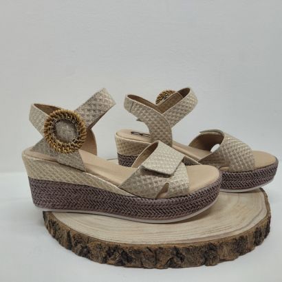 Nu-pieds a talon compensé beige avec motif et boucle sur le velcro Geollamy