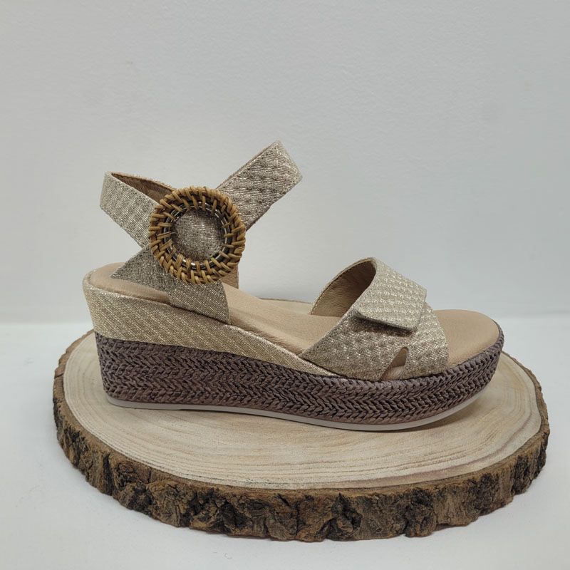 Nu-pieds a talon compensé beige avec motif et boucle sur le velcro Geollamy