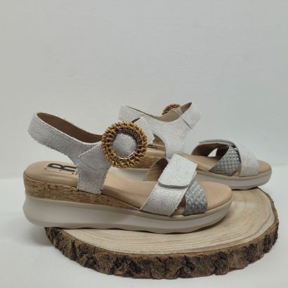 Nu-pieds à talon compensé blanc et marron clair avec un velcro et une boucle Geollamy