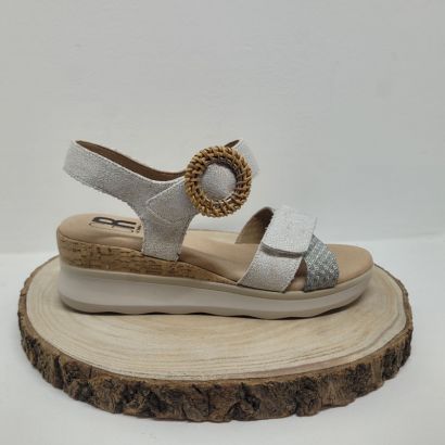 Nu-pieds à talon compensé blanc et marron clair avec un velcro et une boucle Geollamy