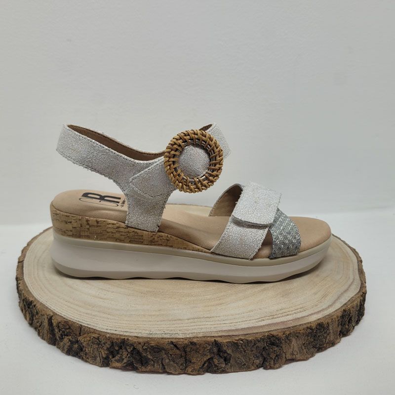 Nu-pieds à talon compensé blanc et marron clair avec un velcro et une boucle Geollamy