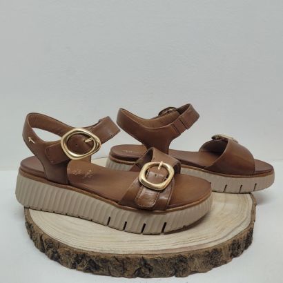 Nu-pieds plat camel avec deux boucles or Jana