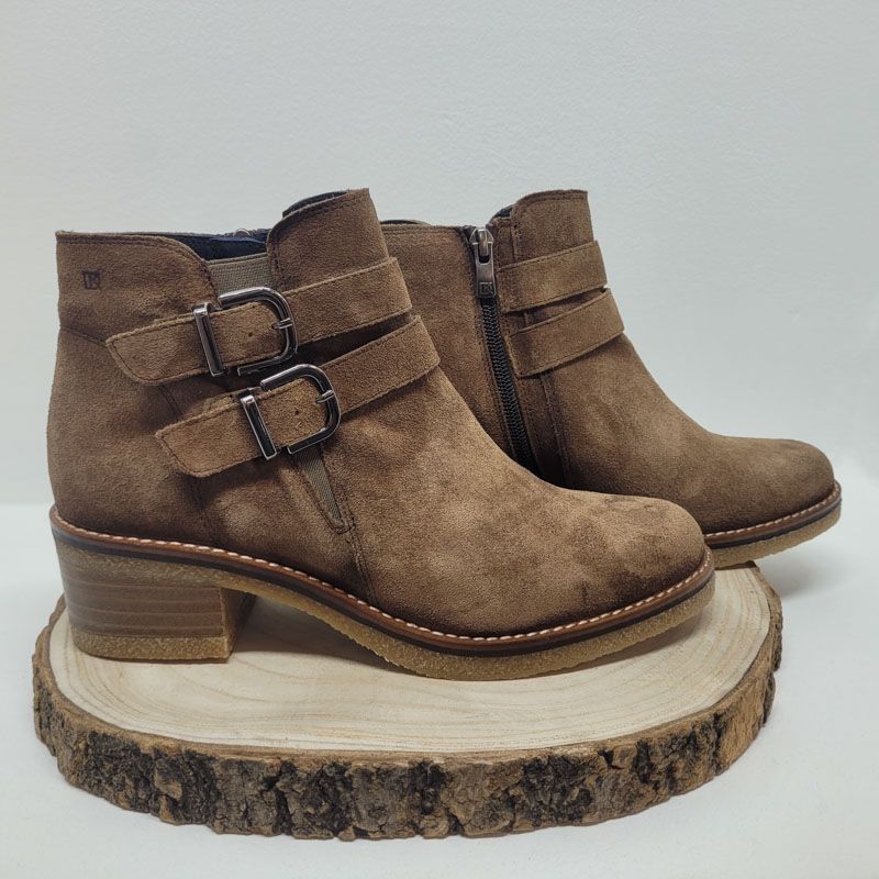 Bottine camel avec zip et 2 boucles fantaisie talon décroché sur le côté Dorking