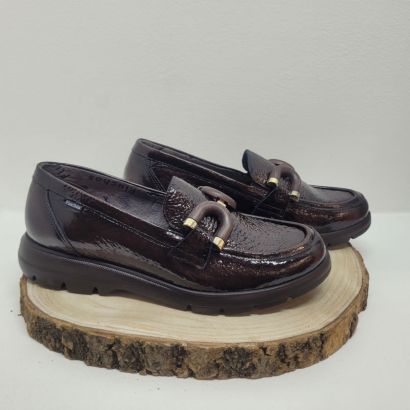 Mocassin plat vernis marron boucle fantaisie Fluchos 
