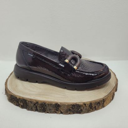 Mocassin plat vernis marron boucle fantaisie Fluchos 