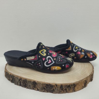 Mûle compensée noir à talon avec coeur multicolore