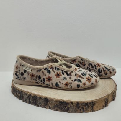 Ballerine plate beige avec élastiques croisés et fleurs Maison de l'espadrille 