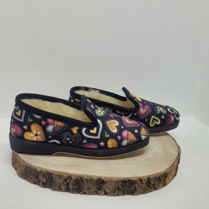 Charentaise plate noir avec coeur multicolore Maison de l'espadrille 