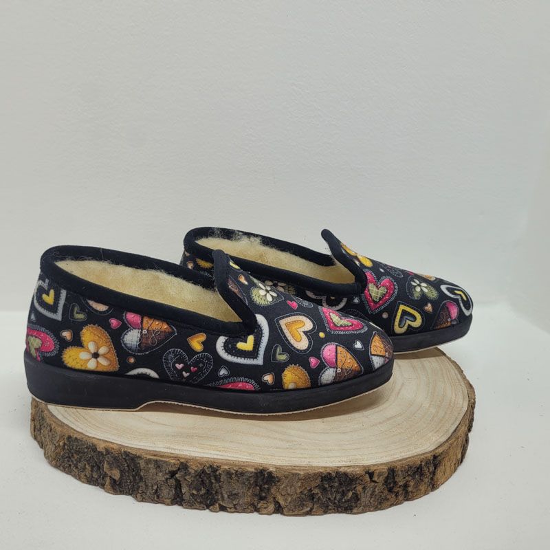 Charentaise plate noir avec coeur multicolore Maison de l'espadrille 