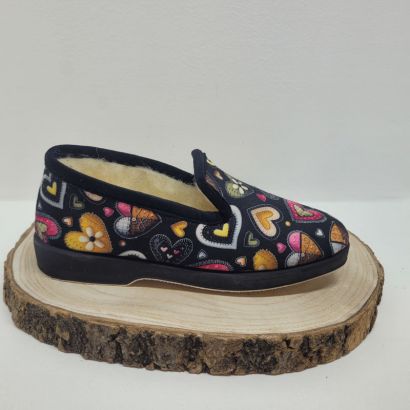 Charentaise plate noir avec coeur multicolore Maison de l'espadrille 