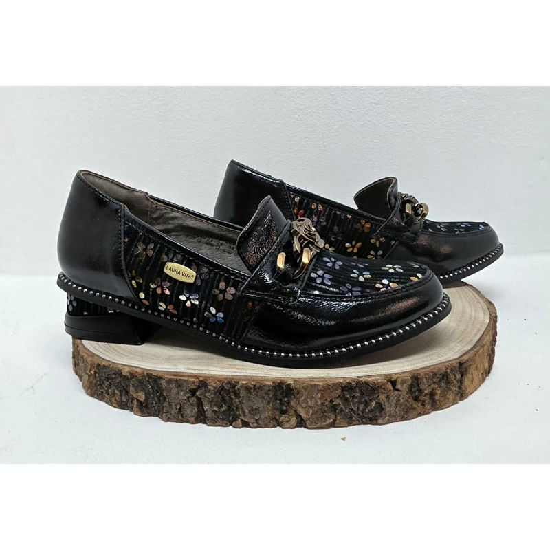 Mocassin noir vernis avec fleurs Laura Vita 