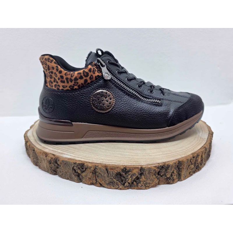 Bottine plate Noir à lacets semelle Beige col léopard Rieker