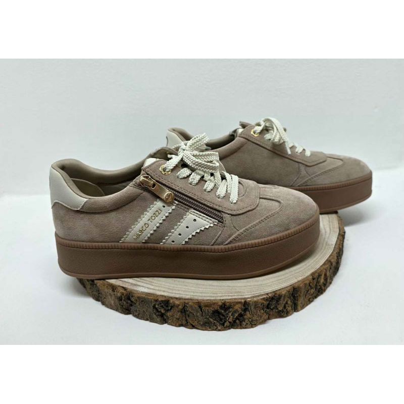 Basket plate beige coté bandes blanche renfort blanc a l'arrière semelle beige Marco Tozzi
