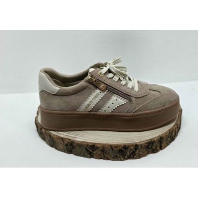 Basket plate beige coté bandes blanche renfort blanc a l'arrière semelle beige Marco Tozzi