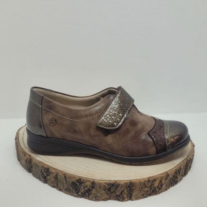 Chaussure 1 velcro noir avec boucle vernis + clous de décoration Suave 
