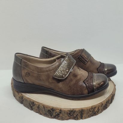 Chaussure 1 velcro noir avec boucle vernis + clous de décoration Suave 