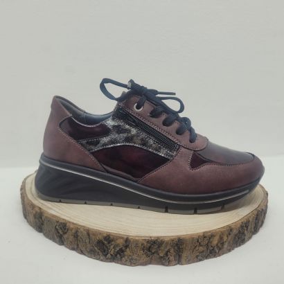 Basket compensé bordeaux avec vernis et patch léopard Suave 