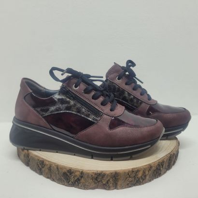 Basket compensé bordeaux avec vernis et patch léopard Suave 