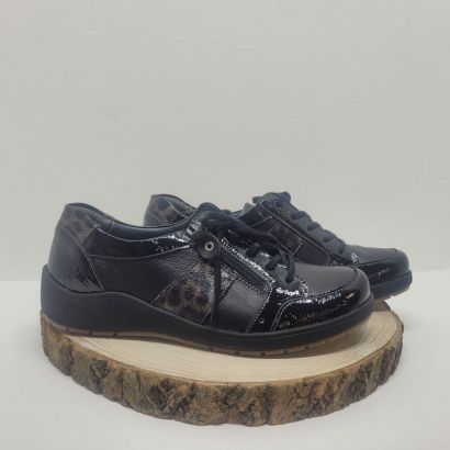Basket noir vernis avec boucle léopard sur le côté Suave 