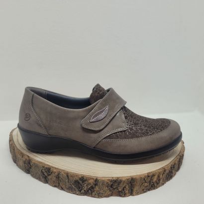 Chaussure 1 velcro taupe avec imprimé argent Suave 
