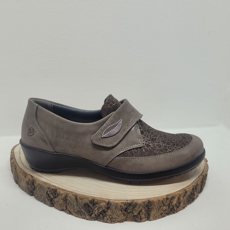 Chaussure 1 velcro taupe avec imprimé argent Suave 