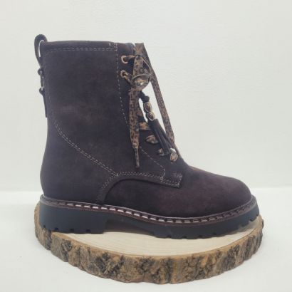 Bottine plate en daim marron à lacets et zip Tamaris 
