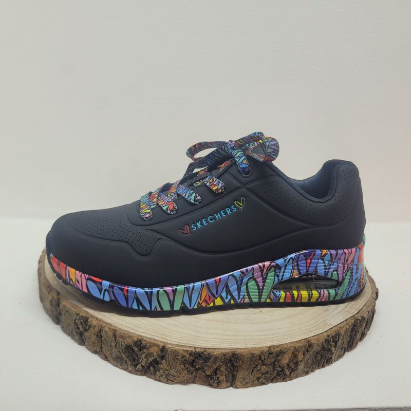 Basket compensé noir avec coeur multicolore Skechers