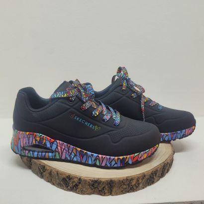 Basket compensé noir avec coeur multicolore Skechers