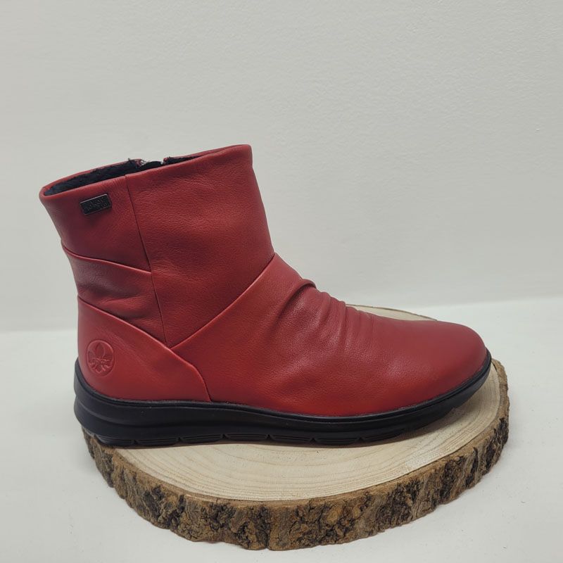 Bottine plate Rouge plissé sur l'avant semelle Noir et zip Rieker
