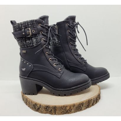 Bottine noir à lacets talon décroché clou sur le contrefort avec boucle Mustang 