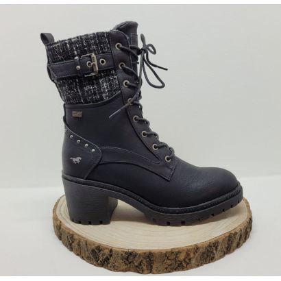 Bottine noir à lacets talon décroché clou sur le contrefort avec boucle Mustang 