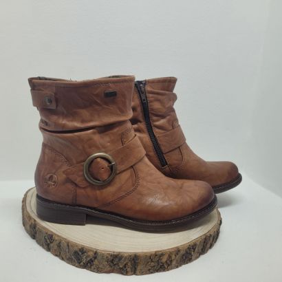 Bottine camel plate avec zip plissé sur la tige lanière boucle fantaisie sur le côté Rieker