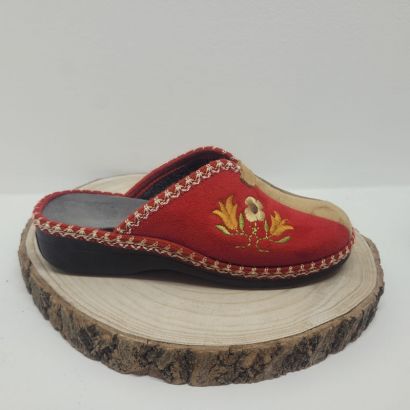 Mule rouge bordeaux brodée avec fleurs Maison de l'Espadrille