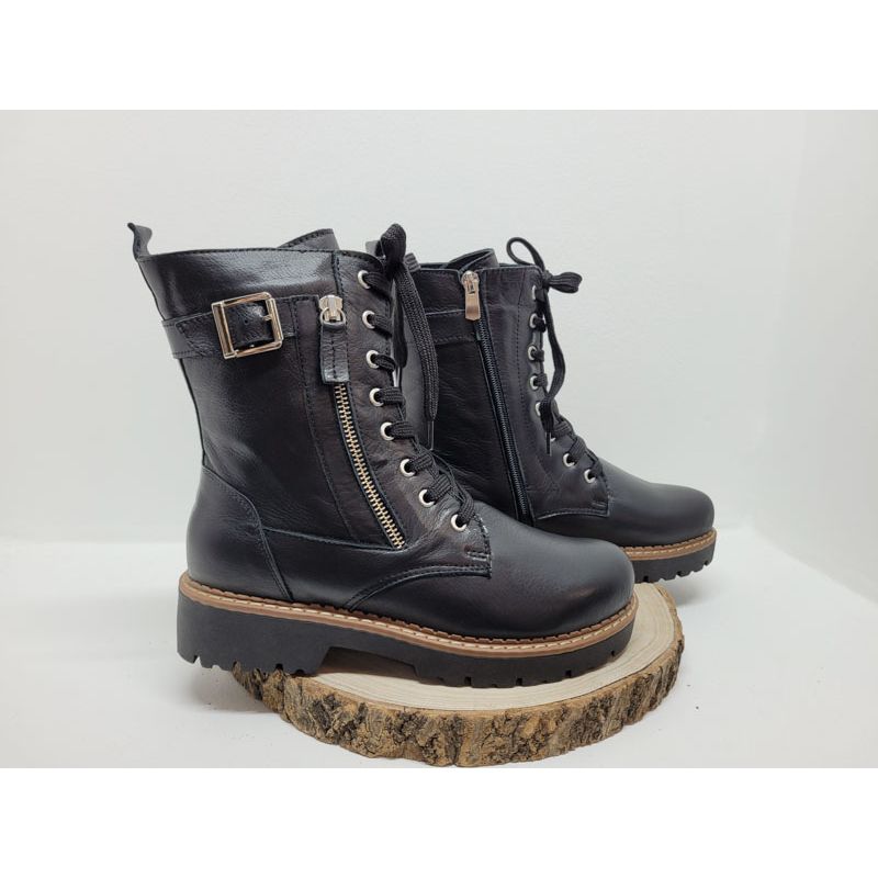 Bottine noir boucle à l'arrière et liseré beige sur la semelle en crêpe Andrea Conti 